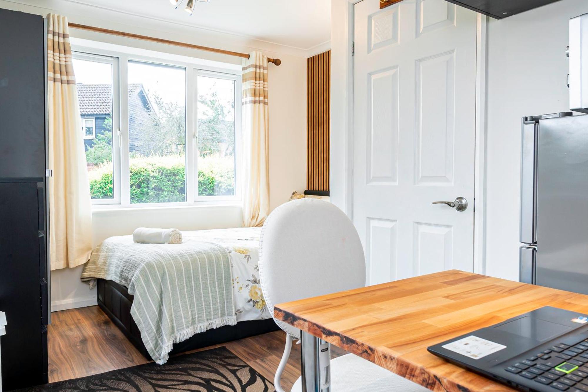 Earley Luxury Ensuite Room With Private Entrance Reading Eksteriør bilde
